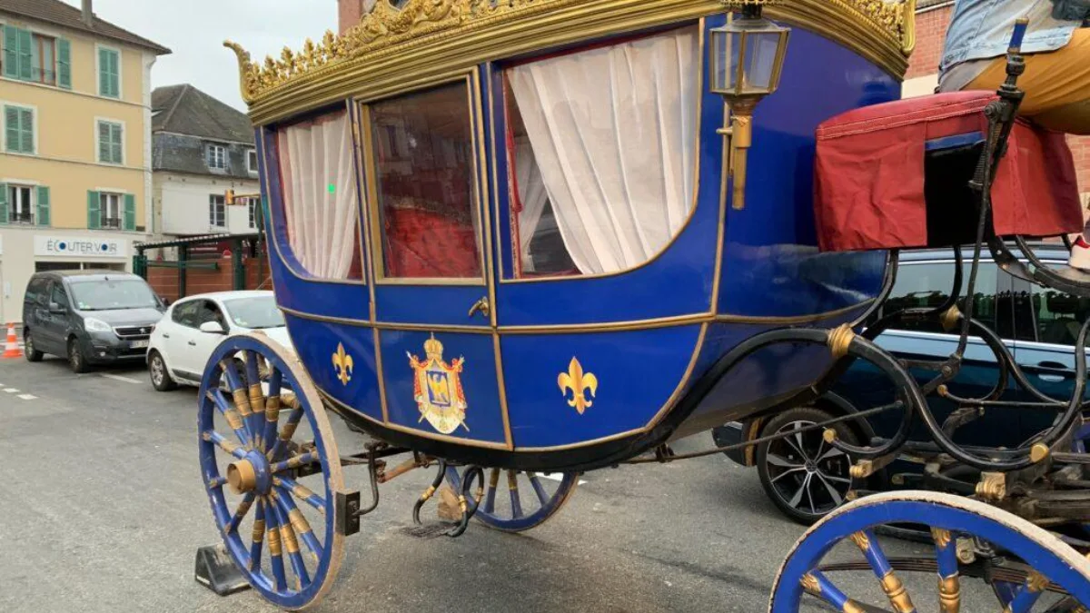 Carrosse bleu et or aux fleurs de lys des Écuries du Vieux Château, utilisé pour les mariages et les événements