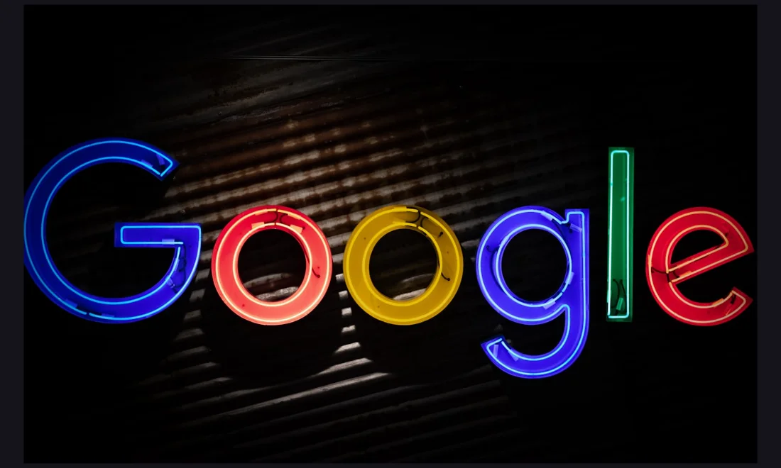 Logo coloré de Google en néon — pourquoi un site n'apparaît pas dans les résultats de recherche Google et la Search Console