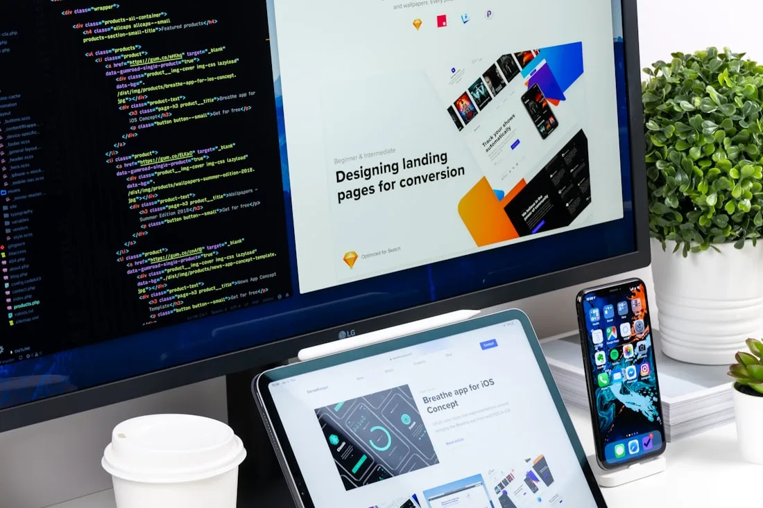 Double écran d'un développeur web avec code et maquette de site — création et avenir de WordPress