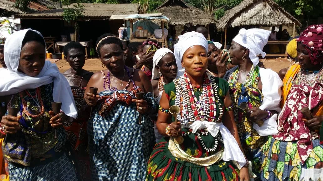 Danseuses en tenue traditionnelle lors d'une cérémonie de mémoire — photographie issue du site symbole-amitie.fr